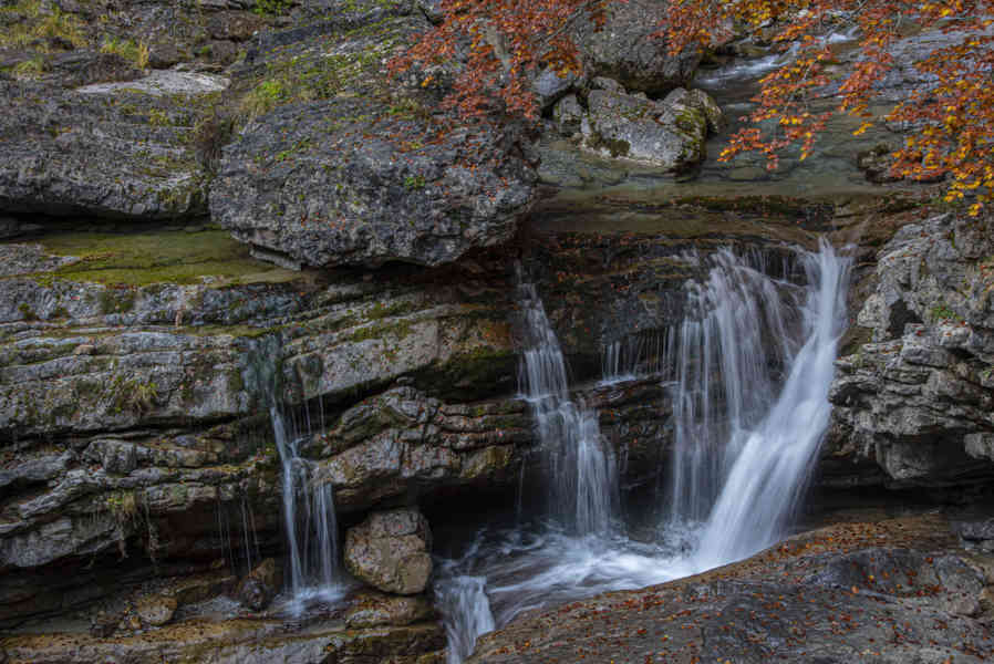 Huesca - parque nacional de Ordesa y Monte Perdido - valle de Añisclo 48 - cañon de Añisclo - rio Aso - salto de agua.jpg